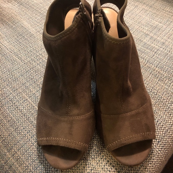 Gray Wedges - Picture 2 of 2